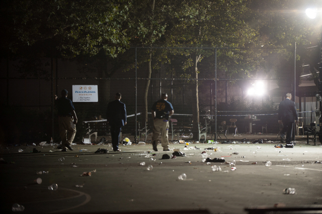 총격 사건이 발생한 미국 뉴욕시 브루클린의 브라운스빌에서 28일(현지시간) 경찰이 현장 수사를 하고 있다. /뉴욕=로이터연합뉴스