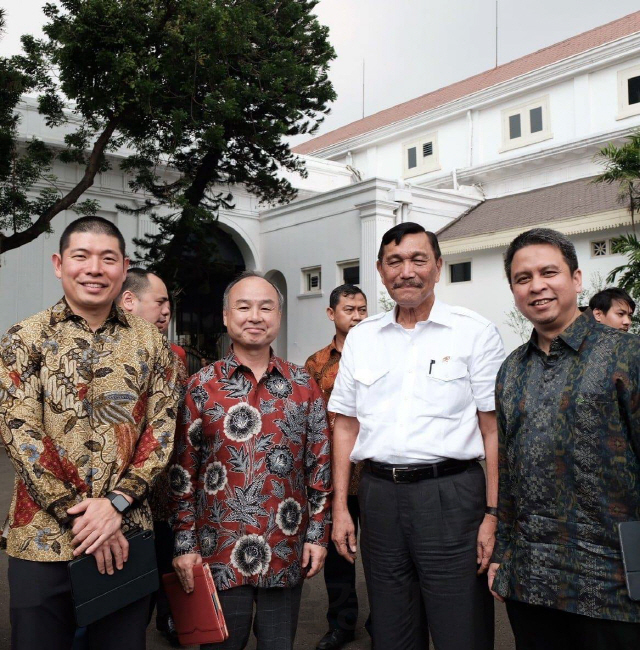 앤서니 탄(왼쪽부터) 그랩 CEO와 손정의 소프트뱅크 회장 등이 지난 29일 인도네시아 자카르타 메르데카 궁전에서 회담을 가진 뒤 기념촬영을 하고 있다./사진제공=그랩