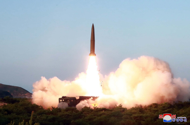 북한이 한미 군사연습과 남측의 신형군사장비 도입에 반발해 지난 25일 쏜 신형 단거리 탄도 미사일 /연합뉴스