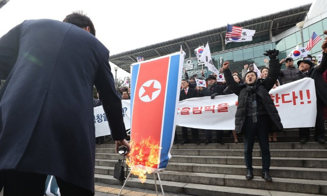 지난해 1월 22일 오전 서울역에서 조원진 우리공화당 공동대표가 북한 예술단 사전점감단의 방남을 반대하며 인공기를 불태우고 있다./연합뉴스