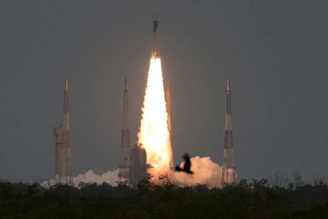 이달 22일 인도의 두 번째 무인 달 탐사선 ‘찬드라얀 2호’가 스리하리코타 기지에서 발사되고 있다. /스리하리코타=AFP연합뉴스