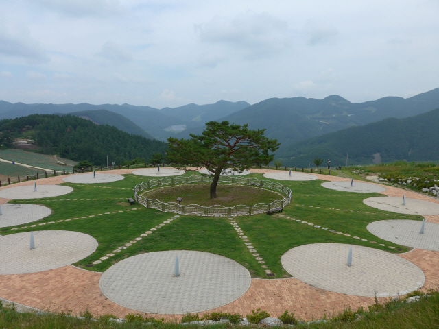 공원 한복판에 우뚝 솟은 영화 속 소나무를 중심으로 타임캡슐 형상의 대리석이 둘러싸고 있다.