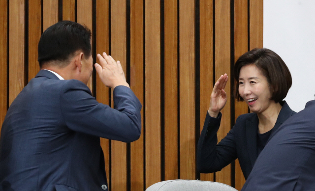 나경원(오른쪽) 자유한국당 원내대표가 30일 국회에서 열린 원내대책회의에 참석해 동료 의원과 인사하고 있다. /연합뉴스