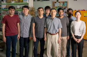 극소량의 에너지로 수소를 생성하는 전기 촉매를 개발한 UNIST 김광수(오른쪽 네번째) 교수 연구팀. /사진제공=UNIST