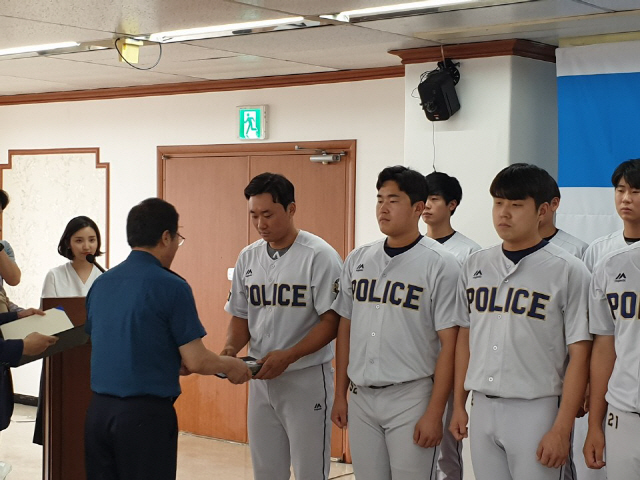 이용표 서울청장이 30일 서울지방경찰청에서 열린 경찰 야구단 해단식에서 김태군 선수에게 표창을 수여하고 있다./허진 기자