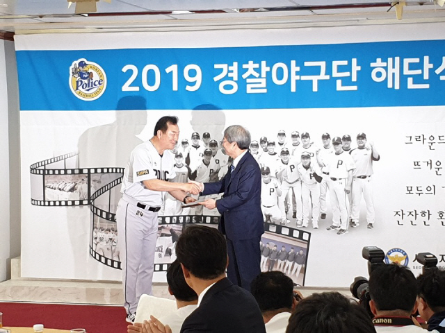 정운찬(사진 오른쪽) KBO 총재가 30일 서울지방경찰청에서 열린 경찰 야구단 해단식에서 유승안 경찰 야구단 감독에게 공로패를 수여하고 있다./허진 기자