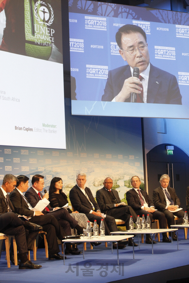 조용병(왼쪽 세번째) 신한금융그룹 회장이 지난해 11월 프랑스 파리에서 열린 UNEP FI 글로벌 행사에서 전 세계 금융산업을 위한 ‘책임은행원칙’을 발표하고 있다. /사진제공=신한금융지주