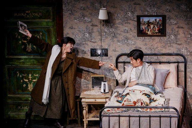 연극 ‘미저리’의 한 장면. 베스트셀러 작가 폴 셸던 역의 김상중(오른쪽)과 그의 광팬 애니 역의 길해연.