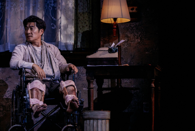연극 ‘미저리’에서 베스트 셀러 작가 폴 셸던 역을 맡은 김상중.