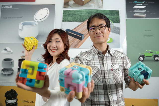 양지현(왼쪽) 대표와 김관명 UNIST 디자인 및 인간공학부 교수가 큐브에 미로를 결합한 ‘메이즈 큐브’를 소개하고 있다./사진제공=UNIST