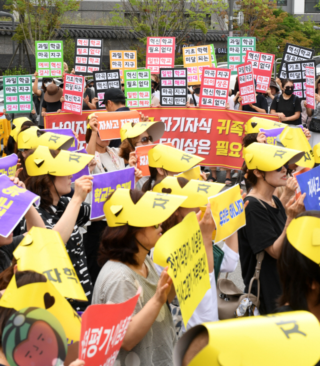 마곡2중(가칭) 혁신학교 지정을 반대하는 학부모들(위)과 자율형사립고등학교 재지정 취소를 촉구하는 숭문고등학교 학부모들이 23일 서울 종로구 서울시교육청 앞에서 동시에 집회를 갖고 있다. 혁신학교 반대 학부모들 뒤에는 학교 비정규직 농성 천막도 자리하고 있다. /성형주기자