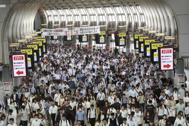 이달 18일 일본 도쿄 시나가와 지하철역이 출근하는 시민들로 붐비고 있다. /도쿄=AFP연합뉴스