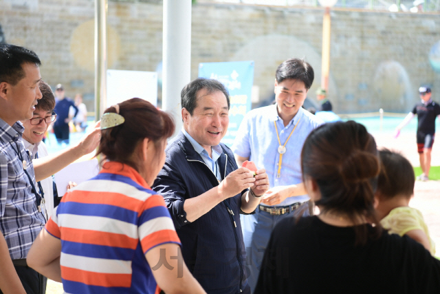 김충섭 김천시장이 야외 물놀이장에서 시민들과 대화하고 있다.