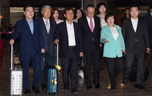 국회 한일의회외교포럼 회장인 무소속 서청원 의원을 단장으로 한 방일단이 31일 오전 김포국제공항에서  일본 도쿄로 출국하고 있다. 여야 의원들로 구성된 국회 방일단이 오늘 오전 1박 2일 일정으로 일본을 방문하며  수출규제 철회의 필요성을 설득하기 위해 일본 내 주요 정당 관계자들을 만나게 된다. /이호재기자