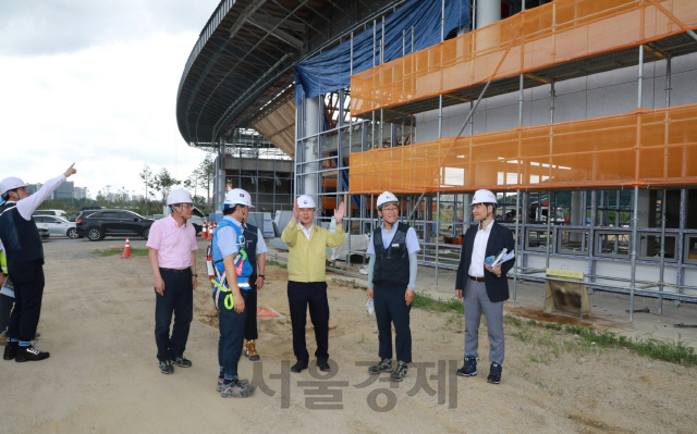 정무경(사진 오른쪽에서 세번째) 조달청장이 국립세종수목원 공사현장을 방문해 혹서기 근로자 온열질환 예방대책 등을 점검했다. 사진제공=조달청