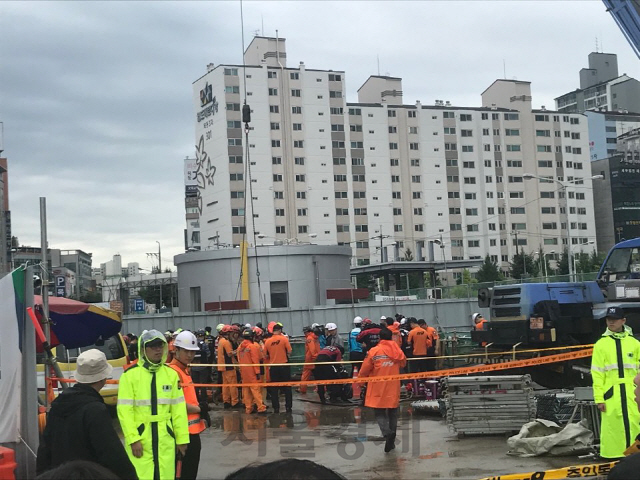 31일 서울 양천구 목동의 빗물배수시설 공사장에서 3명의 작업자가 고립돼 소방대원들이 수색작업을 하고 있다. /손구민 기자