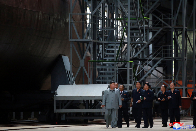 김정은(왼쪽) 북한 국무위원장이 새로 건조한 잠수함을 시찰했다고 조선중앙통신이 지난 23일 보도했다.  /연합뉴스
