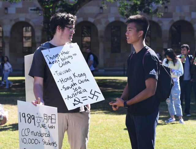 31일(현지시간) 호주 브리즈번 퀸즈랜드대에서 홍콩 반정부 시위를 지지하는 학생들이 대화를 나누고 있다. /브리즈번=EPA연합뉴스