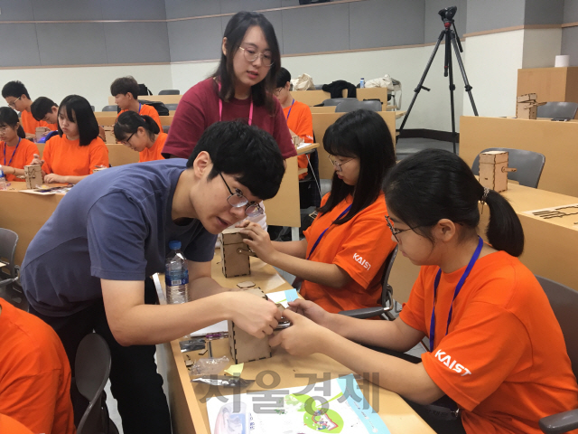 한화-KAIST 청소년 여름과학캠프에 참가한 멘토와 멘티들이 헝그리봇을 만드는 체험활동을 진행하고 있다. /사진제공=한화