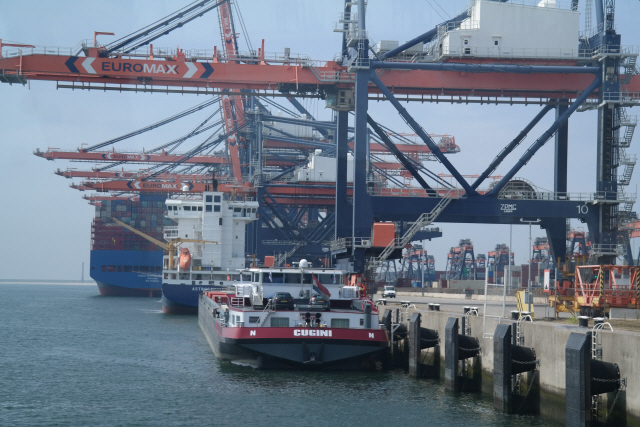 유럽 최대 항만인 네덜란드 로테르담항만 유로맥스 터미널에 초대형 컨테이너 선박이 정박해 있고 그 위로 대형 크레인이 자동으로 컨테이너를 육지로 옮기고 있다. /로테르담=한재영기자