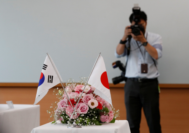 한국 국회의원들과 일본 공명당 의원들이 만난 31일 도쿄 공명당 사무실에 양국 국기가 꽂혀있다. /도쿄=로이터연합뉴스