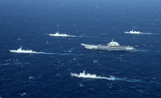 중국 해군 전함들이 남중국해를 항행하고 있다. /AFP연합뉴스