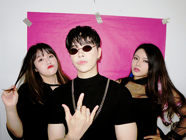 아우라, 유미미-지미와 함께한 신곡 ‘블랙슈가’ 여섯 번째 인플루언서 티저 이미지 공개