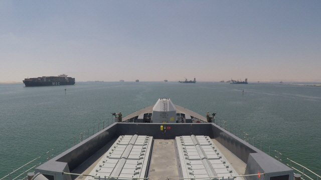영국 HMS 덩컨 함이 28일(현지시간) 수에즈 운하를 거쳐 걸프 해역으로 향하고 있다. /로이터연합뉴스