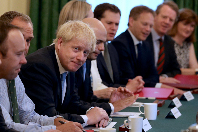 보리스 존슨(왼쪽 세번째) 신임 영국 총리가 25일 런던 다우닝가 10번지 총리관저에서 사지드 자비드(〃네번째) 재무장관 등과 첫 내각회의를 열고 있다.    /런던=AFP연합뉴스