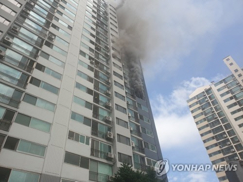 1일 오전 경기도 의정부시의 한 아파트에서 불이나 연기가 나고 있다. /연합뉴스