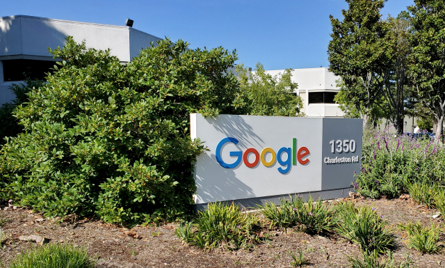 미국 캘리포니아주의 구글 본사에 세워진 구글 로고 /로이터연합뉴스