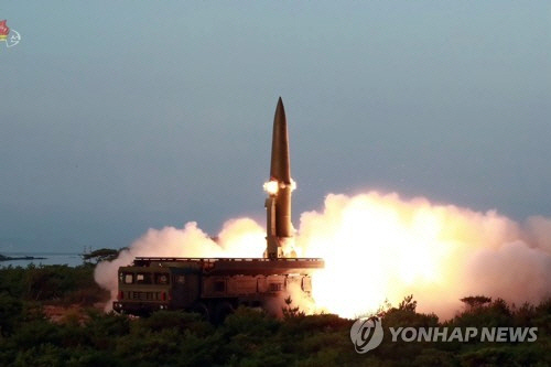 조선중앙TV가 공개한 북한의 지난 26일 단거리 탄도미사일 발사 모습/연합뉴스