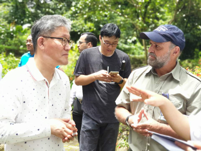 김재현(사진 왼쪽) 산림청장과 까를로스 마누엘 로드리게스(〃오른쪽) 코스타리카 환경에너지부 장관이 산림관광을 통한 지역활성화 등에 대해 이야기를 나누고 있다. 사진제공=산림청