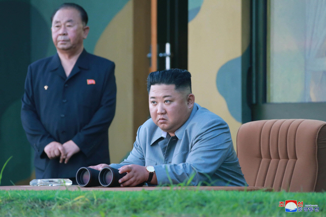 김정은 북한 국무위원장이 한미 군사연습과 남측의 신형군사장비 도입에 반발해 지난달 25일 신형 단거리 탄도 미사일의 ‘위력시위사격’을 직접 조직, 지휘했다고 조선중앙통신이 밝혔다. /연합뉴스