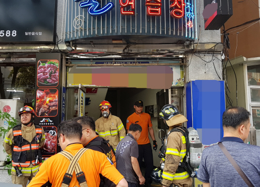 지난달 23일 오후 대구 서구의 한 노래방에서 화재가 발생해 소방관들이 진화작업을 하고 있다.  /대구=연합뉴스