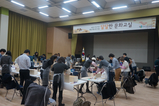 서울 서초구가 올 3월 전국 최초로 개소한 ‘1인가구 지원센터’의 문화교실에서 참가자들이 목공예를 배우고 있다. 1인가구는 성별·연령별로 처한 상황이 다양해 정교한 맞춤형 정책이 필요하다. /사진제공=서초구