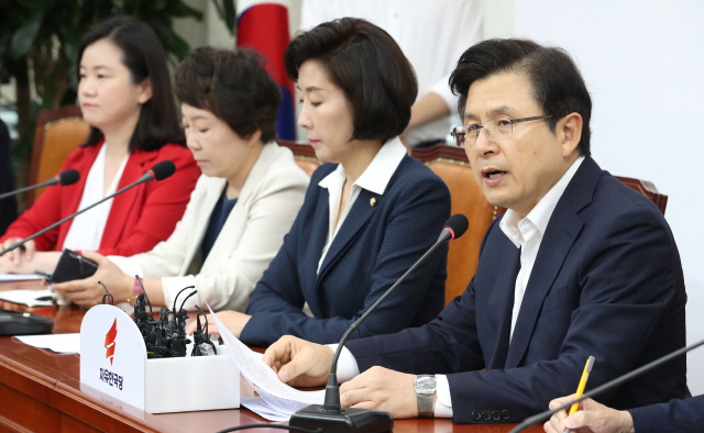 자유한국당 황교안(오른쪽) 대표가 1일 오전 국회에서 열린 최고위원회의에서 발언하고 있다. /연합뉴스