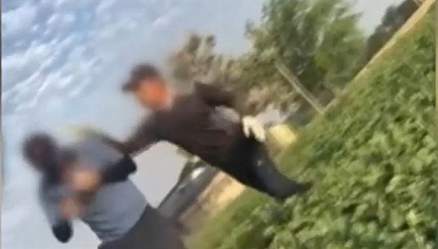 농촌의 밭에서 관리자로 보이는 남성(오른쪽)이 외국인 노동자를 폭행하고 있다.  /SNS 영상 캡처
