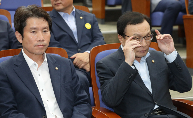 이해찬 더불어민주당 대표가 1일 국회에서 열린 의원총회에서 안경을 고쳐 쓰며 심각한 표정을 짓고 있다. /연합뉴스