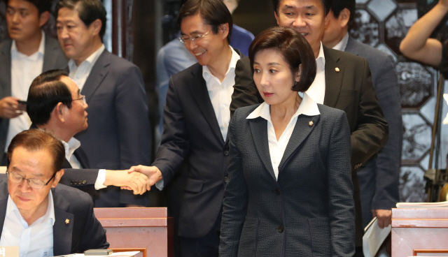 나경원 자유한국당 원내대표가 1일 국회에서 열린 의원총회에 참석하고 있다. /연합뉴스