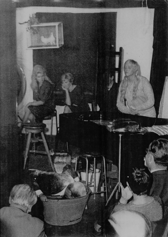 1961년 퍼포먼스형 현대음악 ‘오리기날레’에 참여한 백남준(아래 왼쪽)이 흰 가루를 뒤집어 쓴 채 양동이에 머리를 박고 있는 모습을 마리 바우어마이스터(오른쪽 위)가 피아노 너머로 바라보고 있다. /사진제공=백남준아트센터