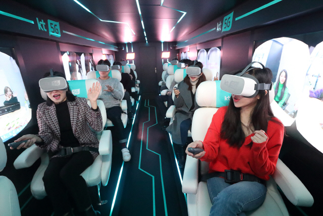 KT 5G 체험버스를 찾은 관람객들이 VR 실감 콘텐츠를 즐기고 있다./사진제공=KT