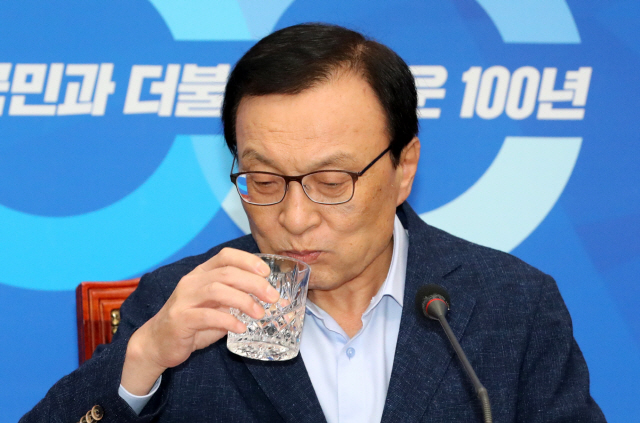 이해찬 더불어민주당 대표가 2일 오전 국회에서 열린 일본 경제침략 관련 비상 대책 연석회의에서 물을 마시고 있다./연합뉴스