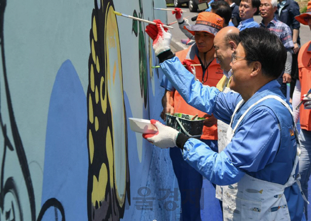 포스코 최정우 회장(오른쪽)이 전남 광양에서 벽화그리기 봉사활동을 하고 있다./사진제공=포스코
