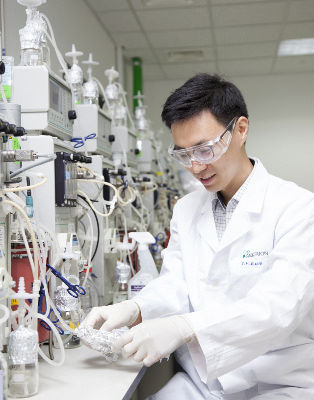 셀트리온 연구원이 바이오의약품 개발에 쓰이는 배양기를 점검하고 있다. /사진제공=셀트리온