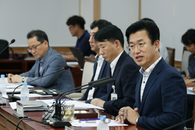 허태정(사진 오른쪽 첫번째) 대전시장이 대전시 경제5단체 합동 긴급 경제상황 점검회의를 주재하고 있다. 사진제공=대전시