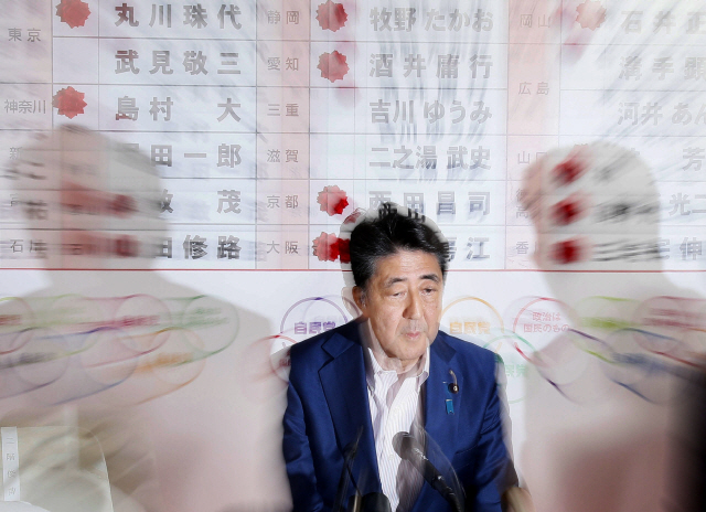 아베 신조 일본 총리가 21일 자민당본부 개표센터에서 TV 중계를 보면서 참의원선거 결과를 확인하고 있다. /도쿄=연합뉴스