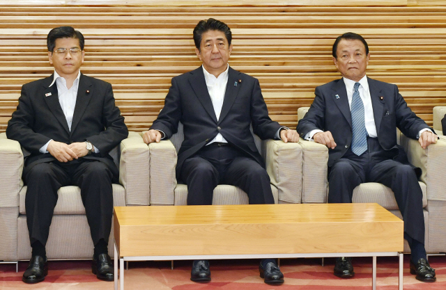 아베 신조(가운데) 일본 총리가 2일 아소 다로(오른쪽) 부총리 겸 재무상 등과 각의에 참석하고 있다. /도쿄=AP연합뉴스
