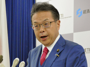 Japan‘s Trade Minister Hiroshige Seko speaks to journalists during a news conference at his ministry following a Cabinet meeting in Tokyo Friday, Aug. 2, 2019. Japan’s Cabinet on Friday approved the removal of South Korea from a “whitelist” of countries with preferential trade status, a move sure to fuel antagonism already at a boiling point over recent export controls and the issue of compensation for wartime Korean laborers. (Mari Tokumitsu/Kyodo News via AP)        <저작권자(c) 연합뉴스, 무단 전재-재배포 금지>