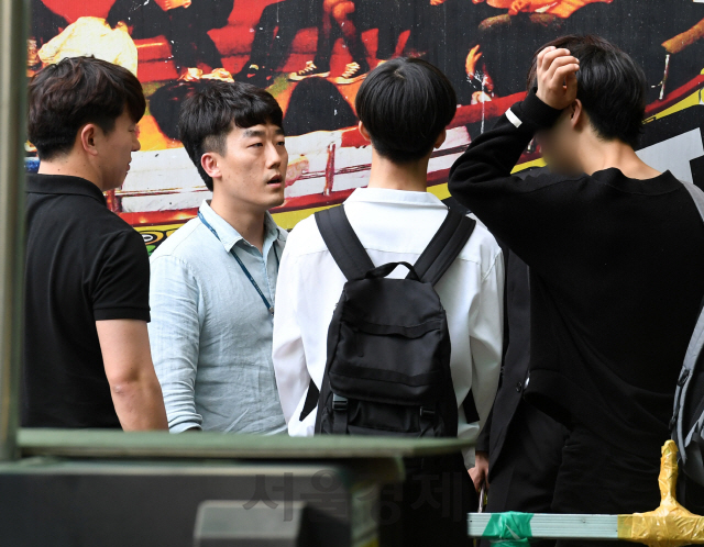 서울 강동경찰서 여성청소년과 학교전담경찰관(SPO)인 이창훈(왼쪽 두번째) 순경이 흡연 단속에 적발된 학생을 계도하고 있다. 적발된 학생이 난처한 듯 머리를 긁적이고 있다./성형주기자